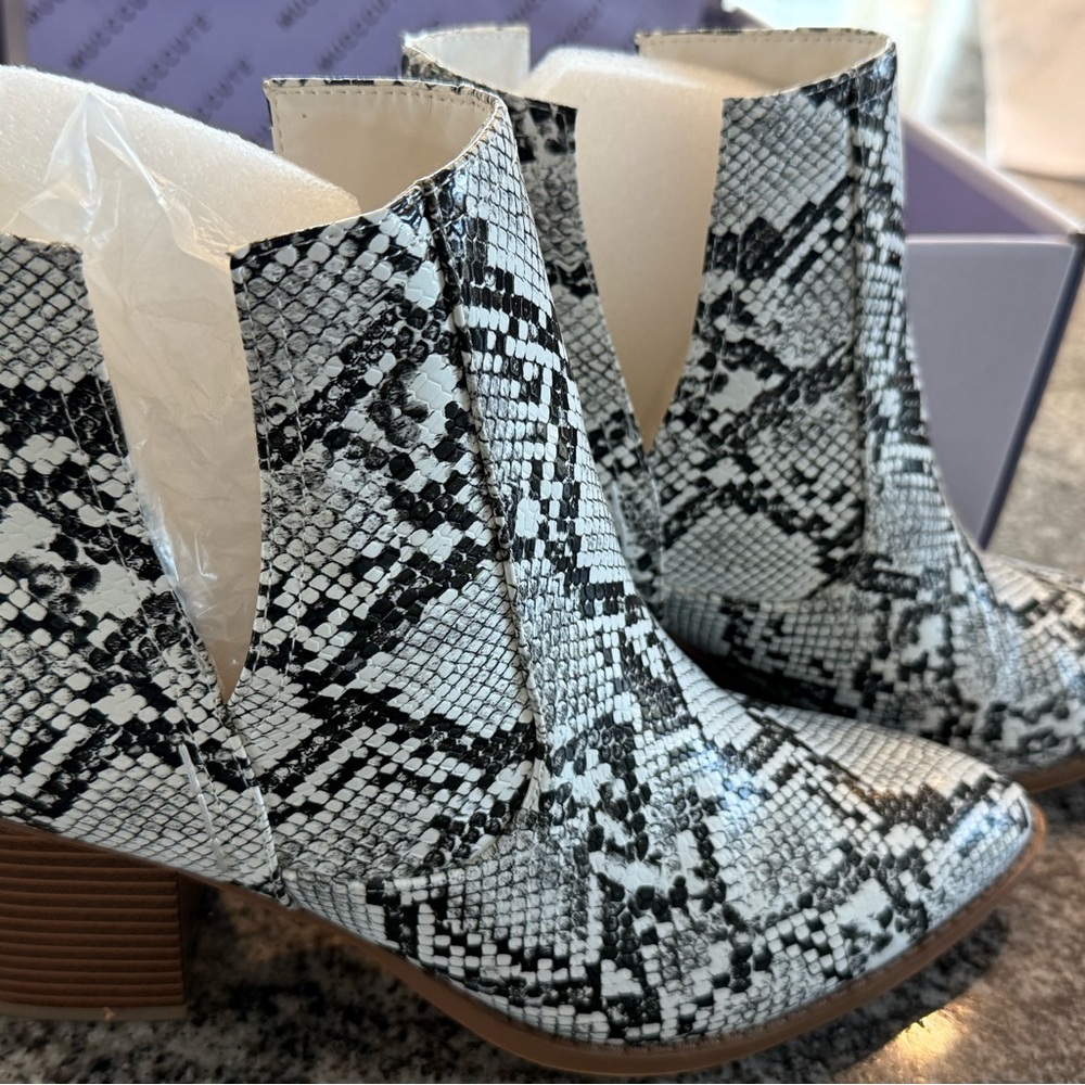 Snakeskin Ankle Boots pointed toe with a chunky stacked heel. Sz 10 - Picture 5 of 9